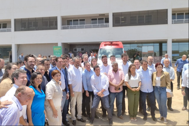 Governador Elmano de Freitas com deputados em visita às obras do hospital da Uece, no Itaperi
