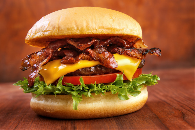 Hambúrguer de picanha com bacon (Imagem: Ari N | Shutterstock)