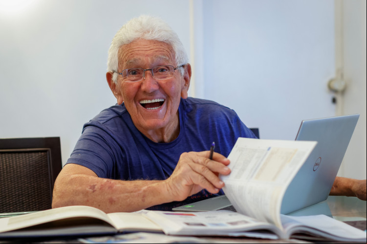 . O  senhor José Éden, conhecido como Seu Éden, tem 82 anos e fará o Enem esse ano 
