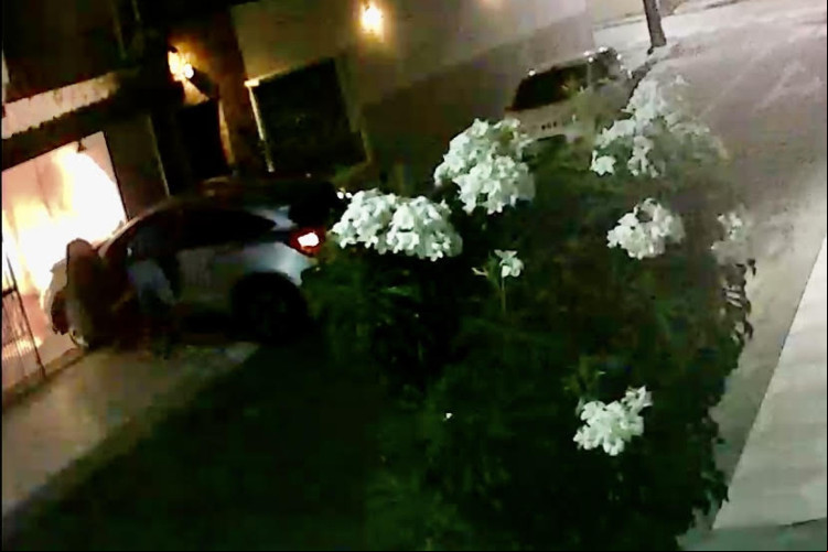 Criminosos atacam mulher que saía de garagem no bairro Varjota, em Fortaleza
