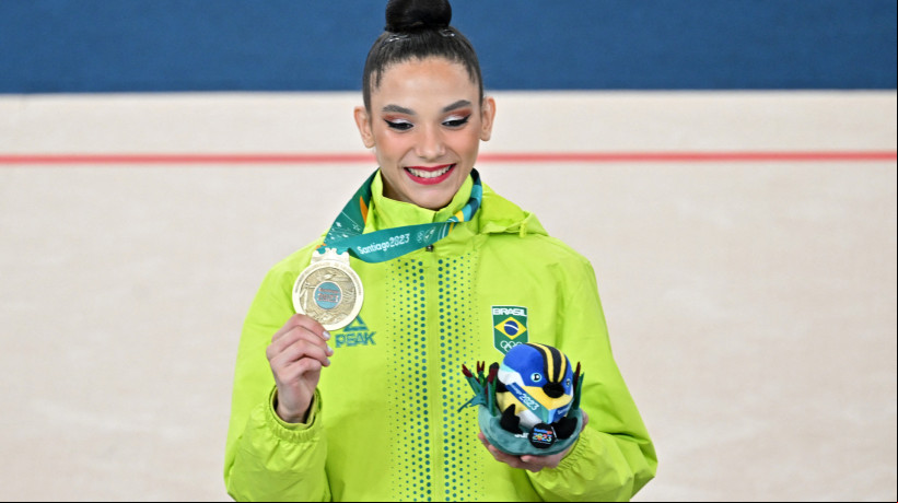 Maria Eduarda Alexandre comemora medalha de ouro na ginástica rítmica nos Jogos Pan-Americanos 2023 