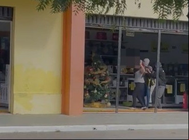 Mulher foi feita refém durante o roubo a um estabelecimento comercial em Senador Pompeu  