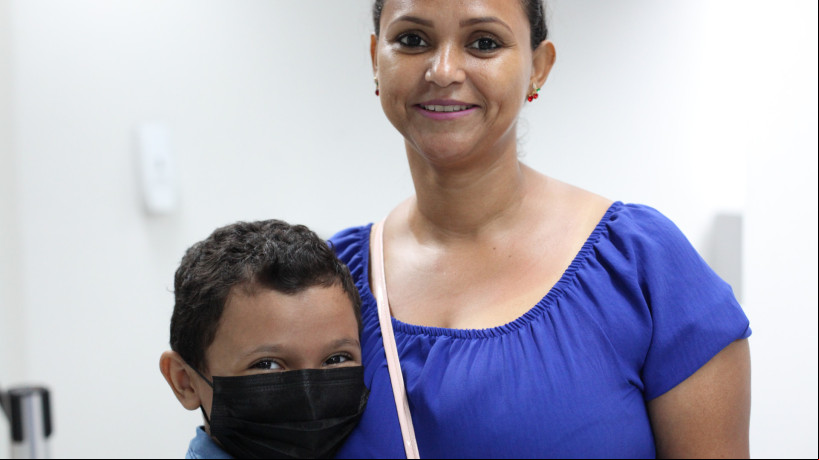 FORTALEZA, CEARÁ, BRASIL, 09.12.2023: Marcia Mariano da Silva e seu filho foram vacinados. Segundo dia D de vacinação. Vapt Vupt, Rio Mar Papicu. FORTALEZA, CEARÁ, BRASIL, 09.12.2023: Marcia Mariano da Silva e seu filho foram vacinados. Segundo dia D de vacinação. Vapt Vupt, Rio Mar Papicu.