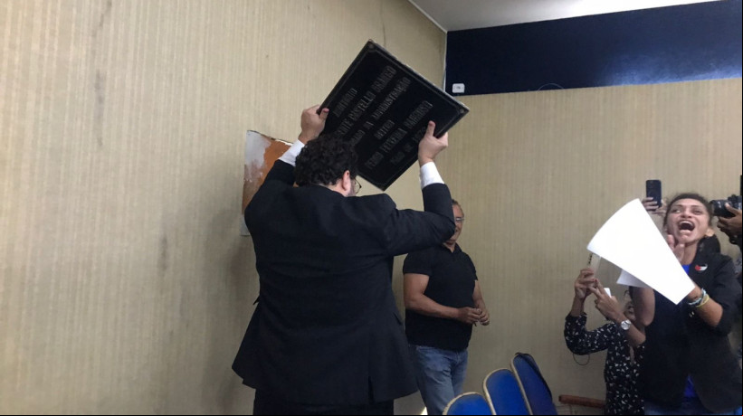 Retirada de placa em homenagem a Castelo Branco do auditório da reitoria da UFC