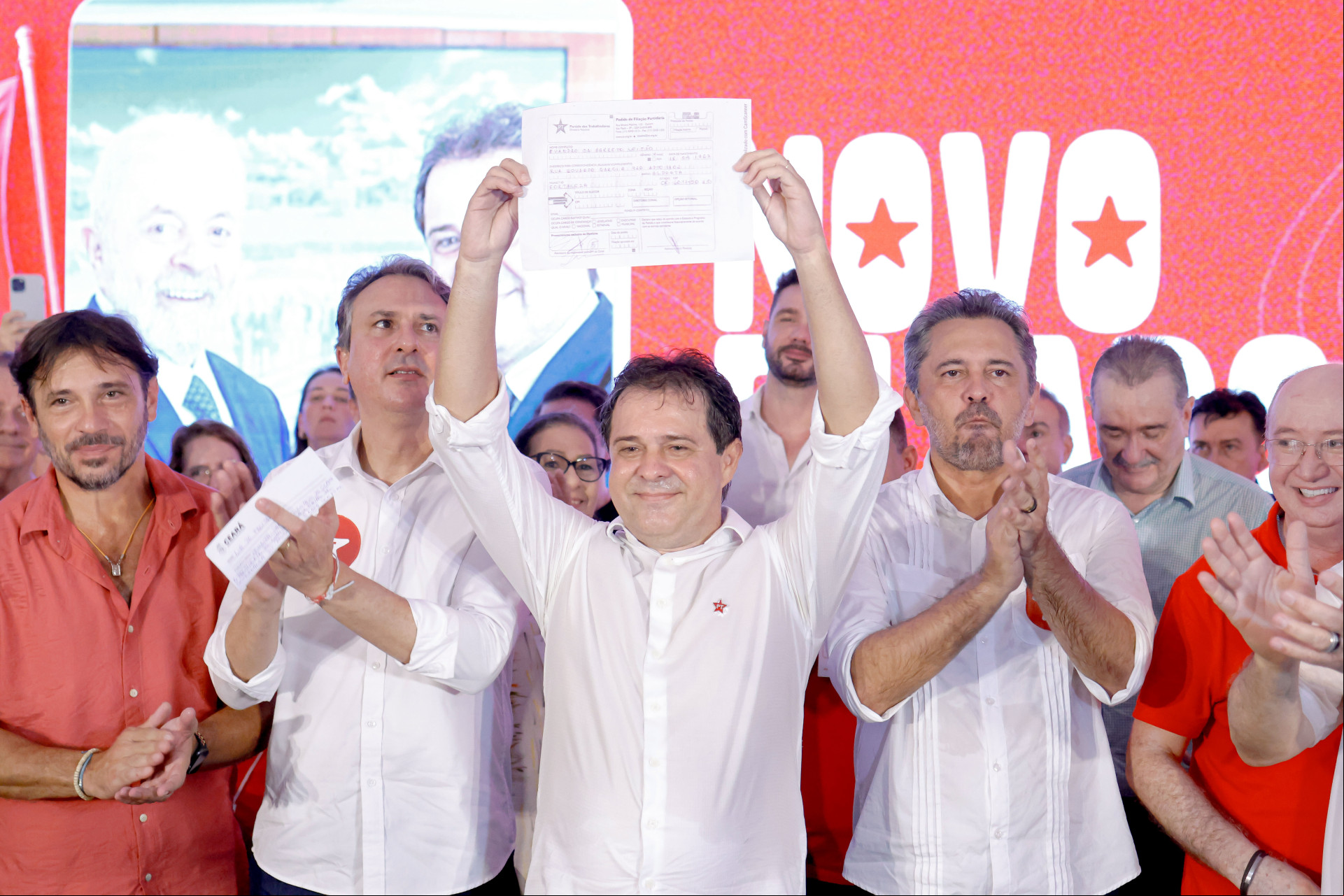 Evandro Leitão se filia ao PT, em evento com presença de Camilo Santana, Elmano de Freitas, José Guimarães, Augusta Brito e aliados de vários partidos.