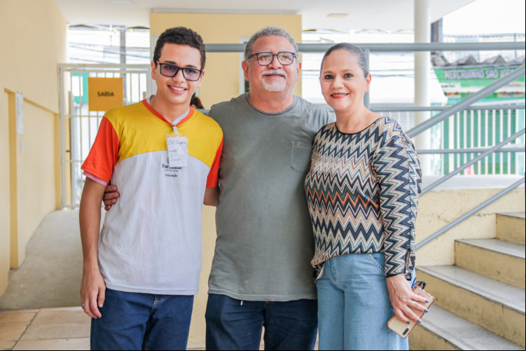 Lucas Guilherme, de 15 anos, um dos 25 vencedores do Programa Geração Bilíngue. Ao lado esquerdo, por ordem, Leandro Ribeiro Carneiro e Maria Rosangela de Araujo, pais do aluno. Lucas Guilherme, de 15 anos, um dos 25 vencedores do Programa Geração Bilíngue. Ao lado esquerdo, por ordem, Leandro Ribeiro Carneiro e Maria Rosangela de Araujo, pais do aluno.