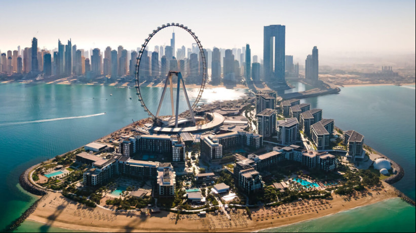 No Downtown Dubai, lago artificial da cidade, acontece o espetáculo das fontes luminosas (Imagem: Creative Family | Shutterstock)