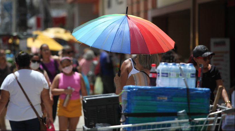Temperaturas podem subir para 38 °C até este sábado, 3, especialmente na Jaguaribana por diminuição da nebulosidade no Ceará. Na imagem, pessoas se protegem do calor na Praça do Ferreira, em Fortaleza, em 2023