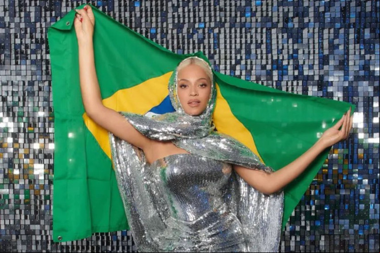 Beyoncé posa com bandeira do Brasil em sua terceira agem pelo País