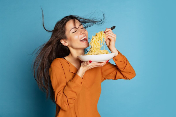 O ganho de peso está mais associado ao consumo excessivo de calorias do que especificamente aos carboidratos (Imagem: Master1305 | Shutterstock)