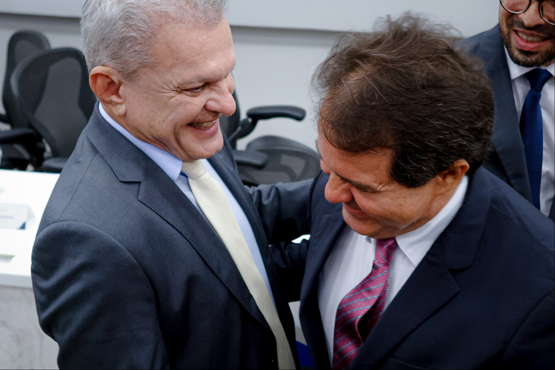 FORTALEZA-CE, BRASIL, 08-01-2023: Sarto Nogueira e Evandor Leitão se abraçam. Rholden Queiroz é eleito presidente do TCE-CE para o biênio 2024-2025. (Foto: Aurélio Alves/O Povo)
