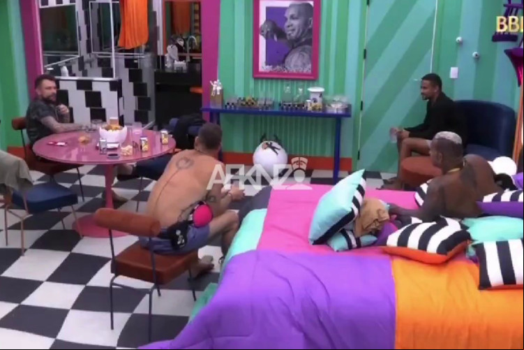 Lucas Pizane, Nizam, Rodriguinho e Vinícius conversam no quarto do líder do BBB 24; falas dos brothers foram consideradas machistas e preconceituosas