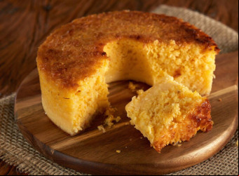 As comidas típicas juninas são o bolo de amendoim, o bolo de fubá, o arroz-doce e o arroz Maria Isabel, com carne seca.