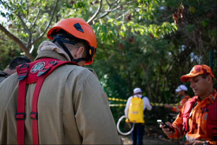 FORTALEZA, CEARÁ, BRASIL, 19-01-2024: Rescaldo do incêndio no Parque do Cocó, Corpo de Bombeiros continua no local para controlar o fogo. (Foto: Samuel Setubal/ O Povo)