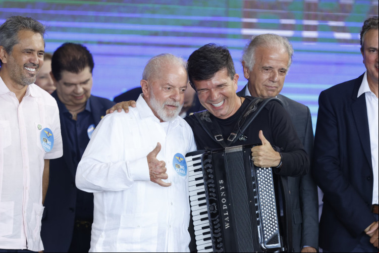 Presidente Lula em Fortaleza, ao lado de Waldonys, que cantou o Hino Nacional em solenidade de inauguração da pedra fundamental do ITA