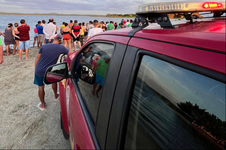 Vítimas entraram no açude em frente a uma barraca e não foram mais vistas