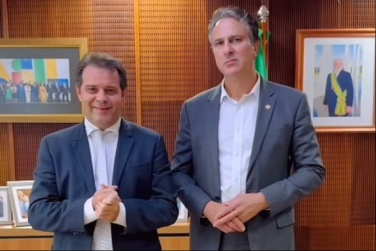 Presidende da Alece, deputado estadual Evandro Leitão, e ministro Camilo Santana, em encontro no Ministério da Educação (MEC) em janeiro de 2024