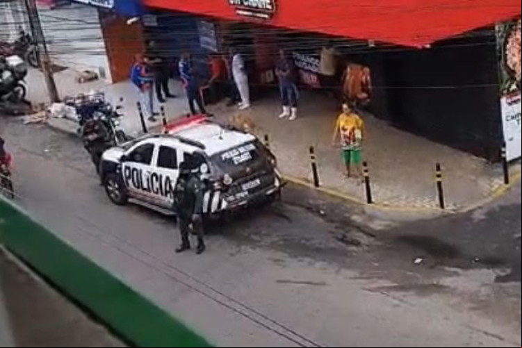 Parte dos comércios no Grande Pirambu permaneceram fechados durante a manhã, conforme O POVO apurou