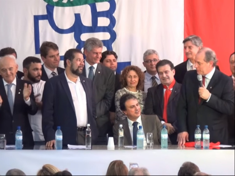 Ato de filiação de Ciro Gomes ao PDT, em 2015, foi presenciado pelo então aliado, Camilo Santana. Ciro prometeu fidelidade a André Figueiredo. Ato de filiação de Ciro Gomes ao PDT, em 2015, foi presenciado pelo então aliado, Camilo Santana. Ciro prometeu fidelidade a André Figueiredo.
