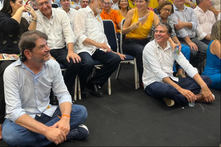 CID E CAMILO cederam as cadeiras para outras autoridades e ficam sentados no chão no evento de filiação ao PSB