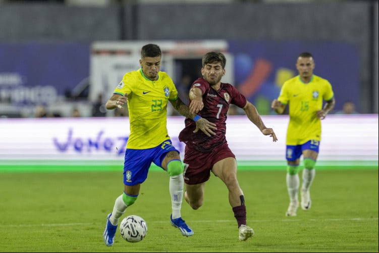 Gabriel Pec disputa lance no jogo Brasil x Venezuela pelo Pré-Olímpico