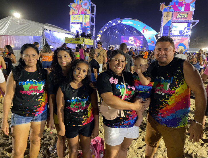 ''Carnaval dos Desajeitados", família personaliza o próprio abadá. ''Carnaval dos Desajeitados", família personaliza o próprio abadá.