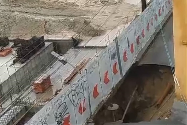 Cratera provocou isolamento da rua Adarias Lima, no bairro Moura Brasil