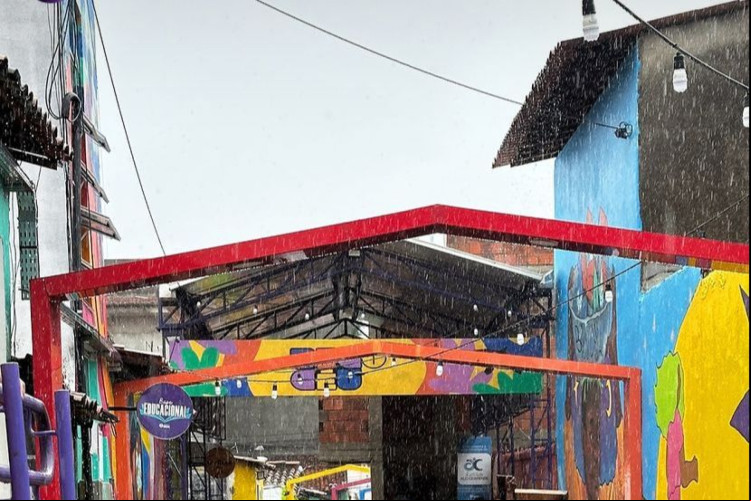 Moradores tentam desobstruir canal localizado no Beco do Céu, no bairro Vila Velha, após chuva deixar local alagado