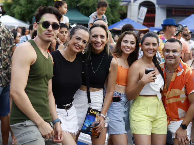 Grupo de amigos residente no Meireles aproveita Carnaval no polo da região Grupo de amigos residente no Meireles aproveita Carnaval no polo da região