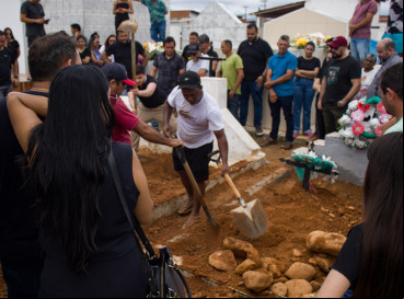 FORTALEZA, CEARÁ, BRASIL, 19-02-2024: Várias pessoas acompanham o velório e o sepultamento das vítimas da chacina de Aracoiaba, com muita emoção, no Cemitério São João Batista. (Foto: Samuel Setubal) 