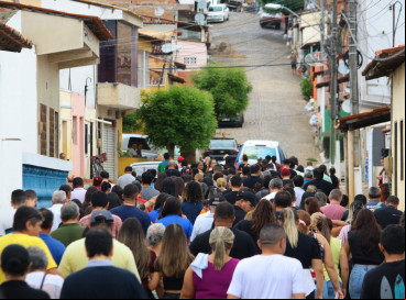 Velório de vítimas de chacina em Aracoiaba leva dezenas de moradores às ruas da cidade 