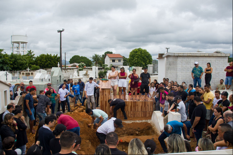 FORTALEZA, CEARÁ, BRASIL, 19-02-2024: Várias pessoas acompanham o velório e o sepultamento das vítimas da chacina de Aracoiaba, com muita emoção, no Cemitério São João Batista. (Foto: Samuel Setubal)