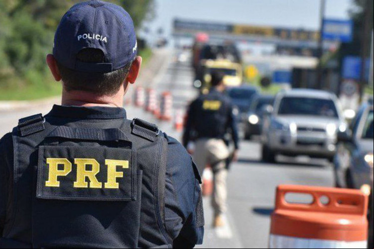 Imagem de apoio ilustrativo. Condutor perdeu o controle em uma curva na BR-116, capotou e atingiu o poste