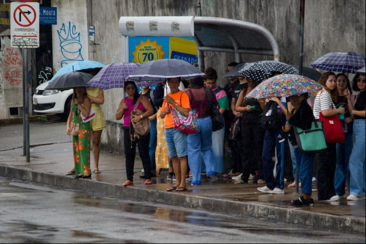 FORTALEZA, CEARÁ, BRASIL, 21-02-2024: Movimentação do trânsito e de pessoas com guarda-chuva durante a chuva da manhã na Domingos Olimpio com Aguanambi. (Foto: Samuel Setubal)