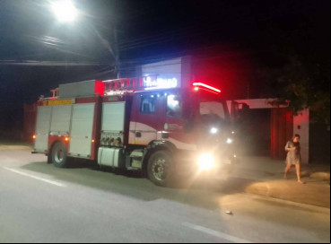 Bombeiros apontam que incêndio provavelmente foi causado por um curto-circuito em um dos ventiladores da residência. Dona do imóvel teve apenas perdas materiais 