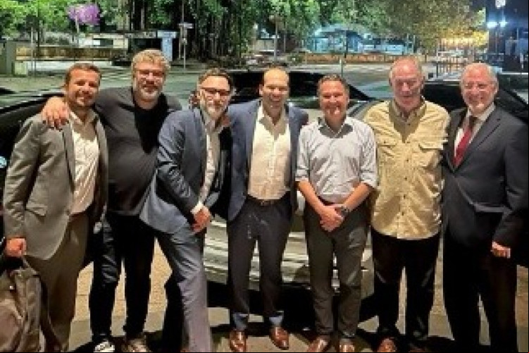 Ciro Gomes (PDT) com amigos ao anunciar que será colaborador em escritório de advocacia