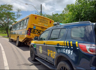 O ônibus foi vistoriado e encontraram vários problemas, como freios traseiros quebrados. O veículo se encontra no pátio da PRF 