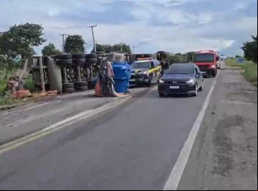 Veículo ficou cerca de sete horas tombado e ocupou uma das faixas da estrada federal 