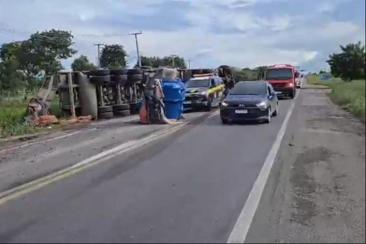 Veículo ficou cerca de sete horas tombado e ocupou uma das faixas da estrada federal