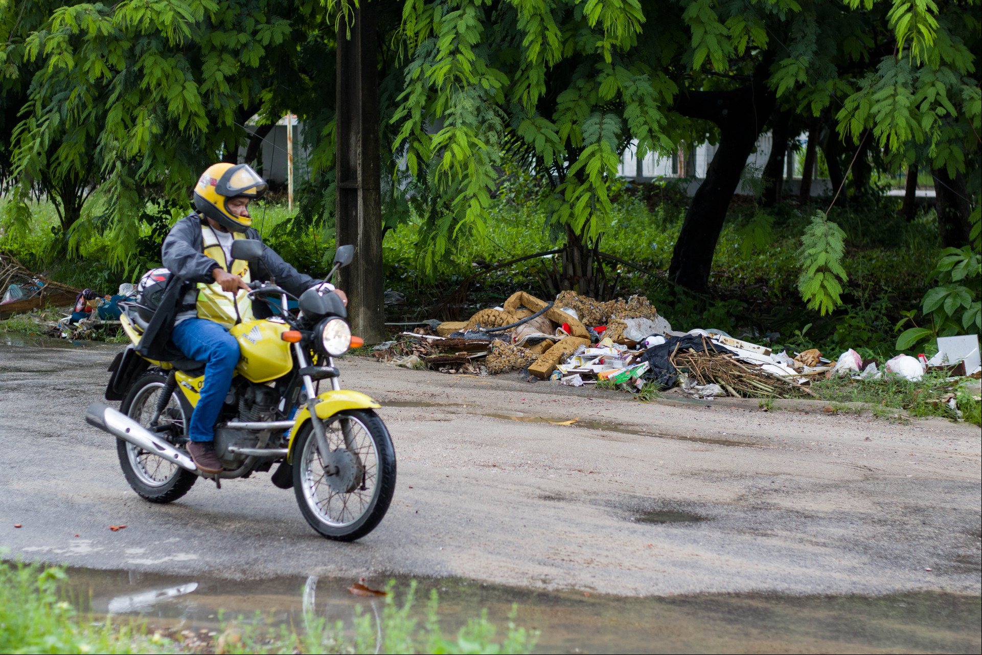 FORTALEZA, CEARÁ, BRASIL, 08-03-2024: Cagece do aré com lixo que se acumula e recerva de aguá que precisam ter cuidados para evitar a proliferação do Aedes aegypti. (Foto: Samuel Setubal)