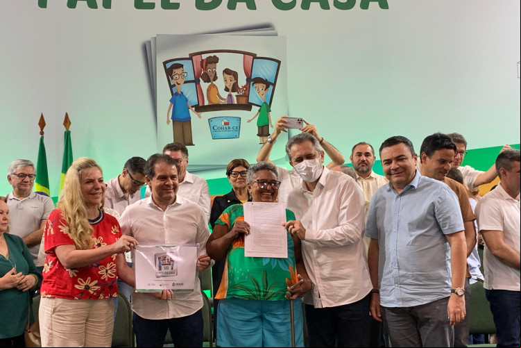 Luizianne Lins e Evandro Leitão, ao lado do governador Elmano de Freitas e parlamentares, em solenidade de entrega da escritura do Programa Papel de Casa