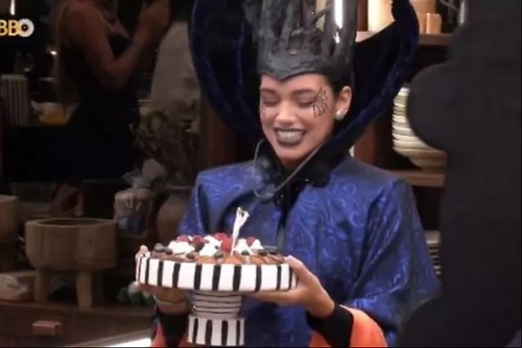 Alane comemora aniversário no BBB24 e recebe parabéns de Denis Pinhoti