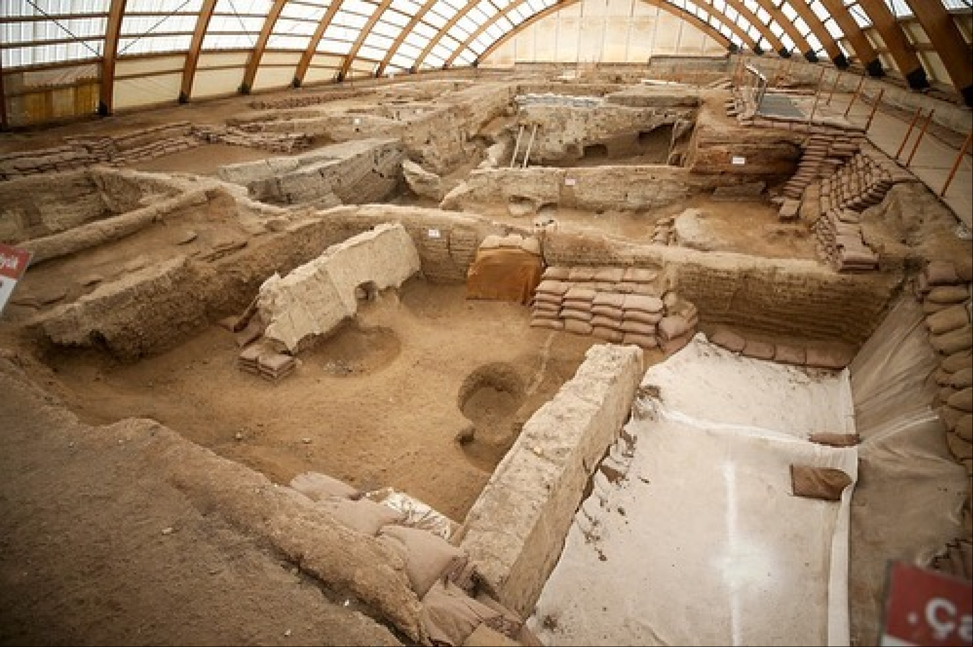 A mistura foi encontrada na antiga cidade de Çatalhöyük, atual Konya, na região central da Turquia. A mistura foi encontrada na antiga cidade de Çatalhöyük, atual Konya, na região central da Turquia.