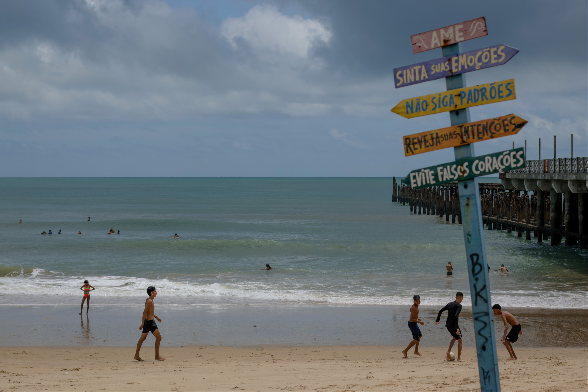 FORTALEZA, CEARÁ, BRASIL- 25.03.2024: Praia do Poço da Draga. Movimentação na orla de fortaleza em um dia chuvoso. (Foto: Aurélio Alves/ O POVO)