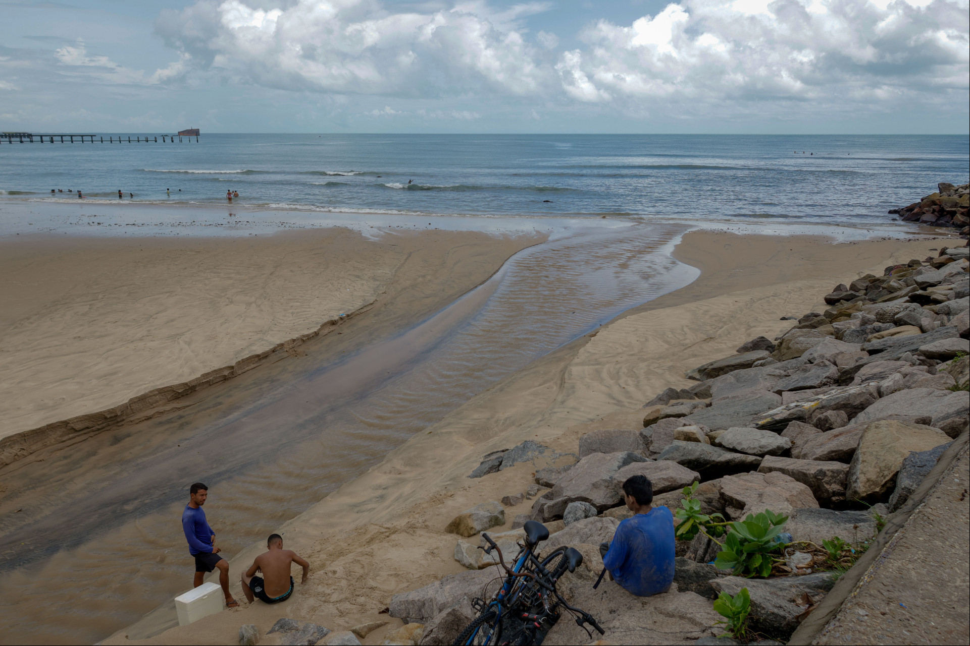 FORTALEZA, CEARÁ, BRASIL- 25.03.2024: Praia do Cruchs. Movimentação na orla de fortaleza em um dia chuvoso. (Foto: Aurélio Alves/ O POVO)