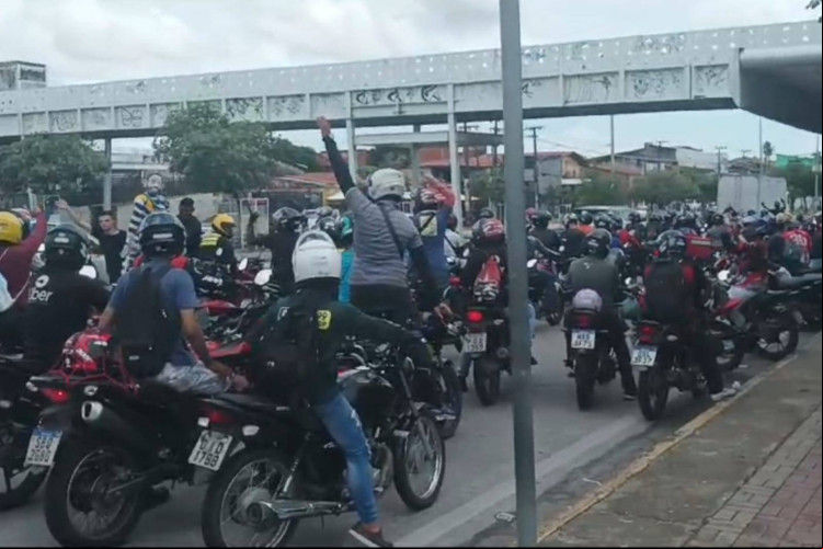Motoristas e entregadores de aplicativo se reuniram em frente à Arena Castelão e seguiram em direção à Assembleia Legislativa do Ceará em protesto contra o Projeto de Lei 12/2024