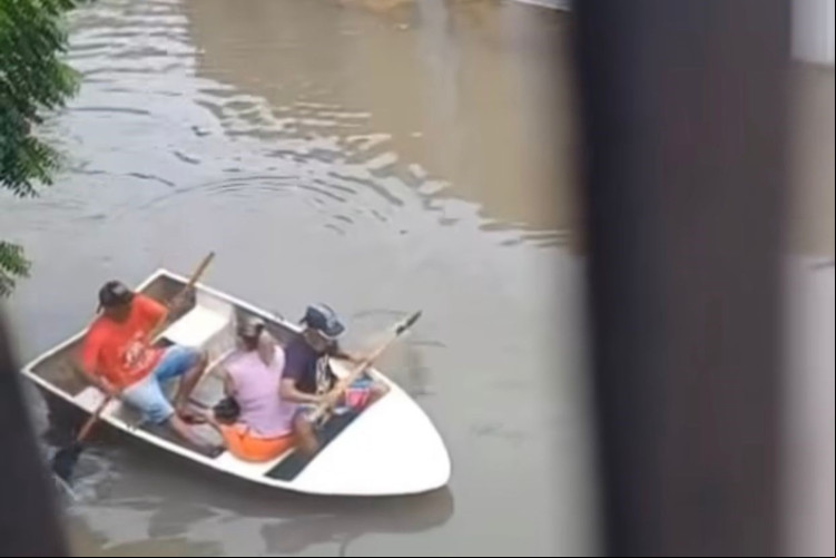 Moradores de Quixadá usam barco por causa de forte de chuva.