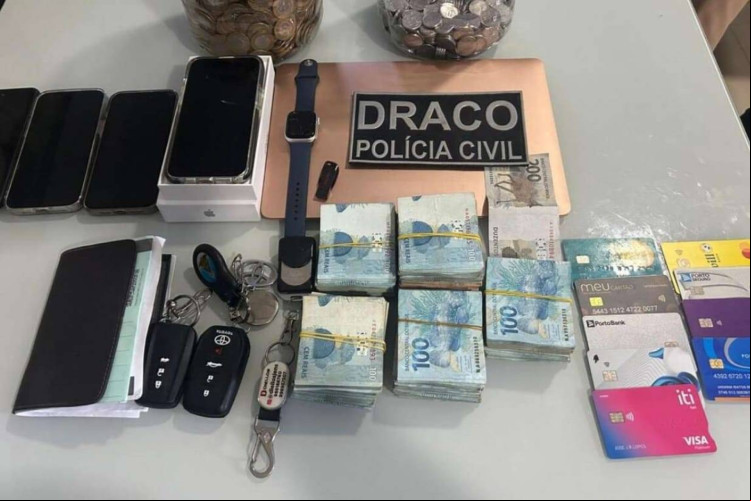 Foram apreendidos imóveis, nove veículos, R$ 50 mil em espécie, três armas de fogo e 150 munições, além do sequestro de duas empresas