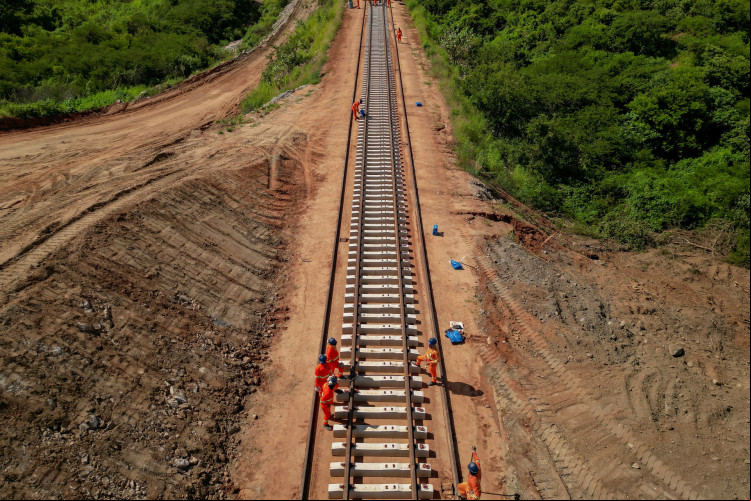 Obras contam com 3,8 mil operários e avançam em 1,6km por dia
