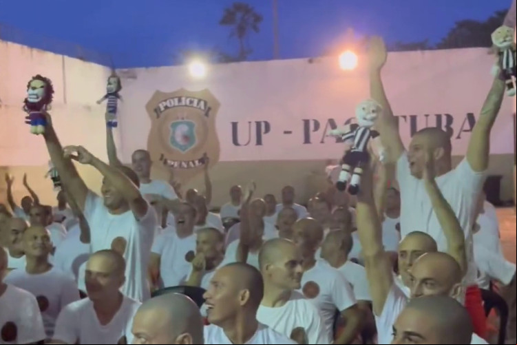 Detentos em penitenciária de Pacatuba assistiram transmissão ao vivo de Clássico-Rei na final do Campeonato Cearense; internos participam de programa de artesanato e fizeram órios de Ceará e Fortaleza para torcer durante a partida